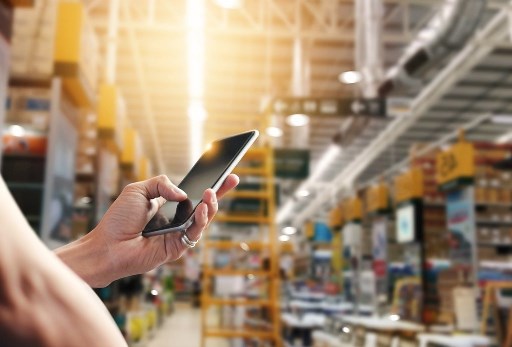 B2B customer using a mobile ordering app in a warehouse