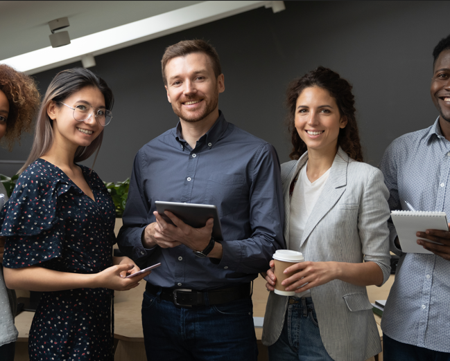 Team collaborating with a sales management systems like a mobile sales app to improve sales management processes and enhance customer experience